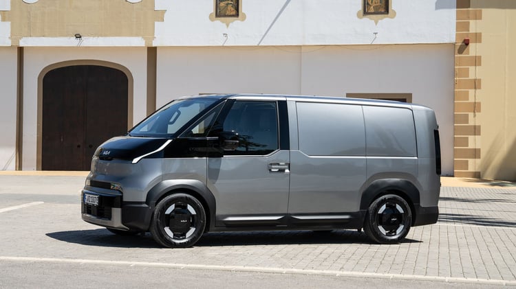 Kia PV5 Cargo électrique L2H1 vu de profil, utilitaire électrique à carrosserie tôlée