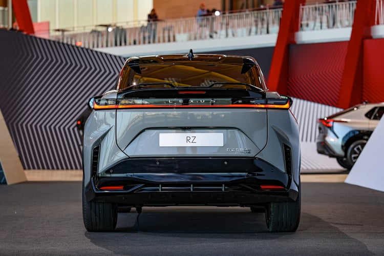 Design du Lexus RS 550e F Sport