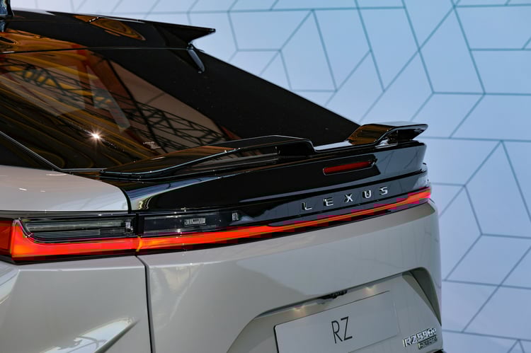 Design du Lexus RS 550e F Sport