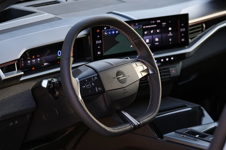 À bord de l'Opel Grandland Hybrid 195