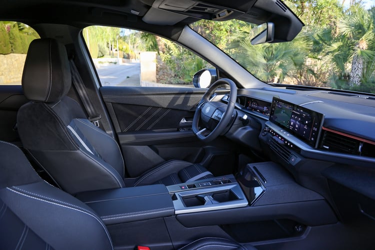 À bord de l'Opel Grandland Hybrid 195