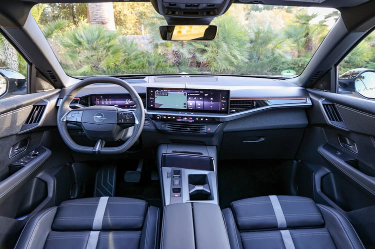 À bord de l'Opel Grandland Hybrid 195