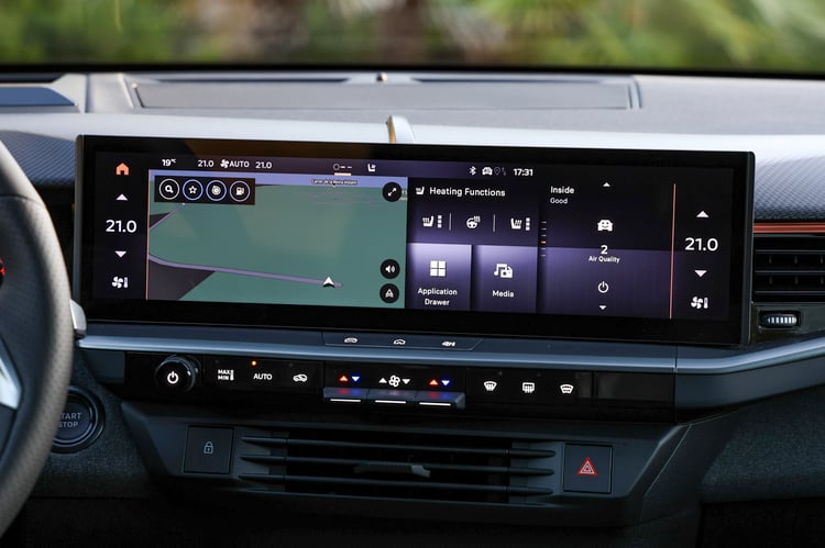 Un grand écran central de 16 pouces