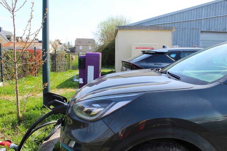 En charge avec la station mobile de Drop'n Plug