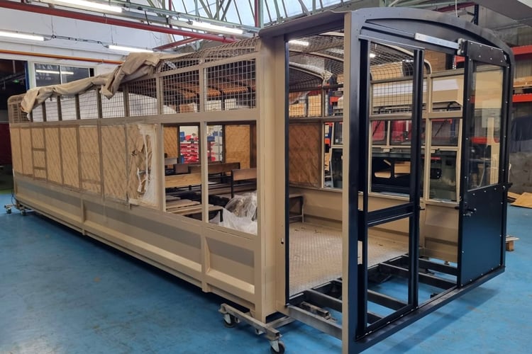 Camion brousse de Thoiry rétrofité par Idée Services - Nouvelle caisse avec passage