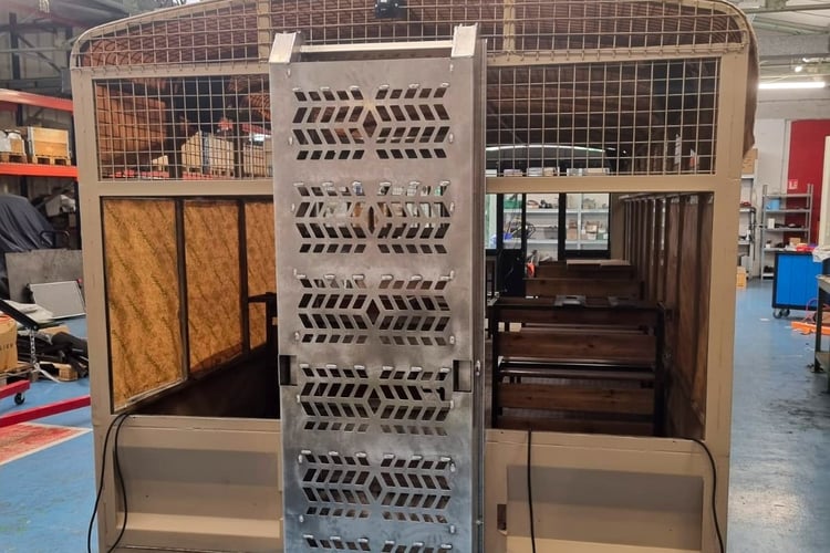 Camion brousse de Thoiry rétrofité par Idée Services - Ancienne caisse sans passage