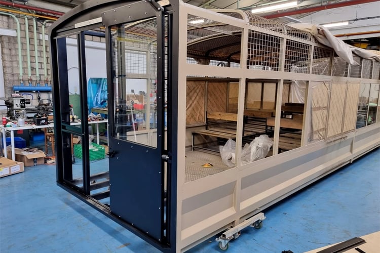 Camion brousse de Thoiry rétrofité par Idée Services - Nouvelle caisse avec passage