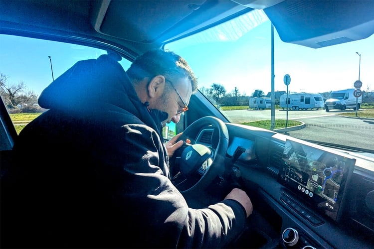 Cyril, Maraîcher bio, teste un Renault Master E-Tech