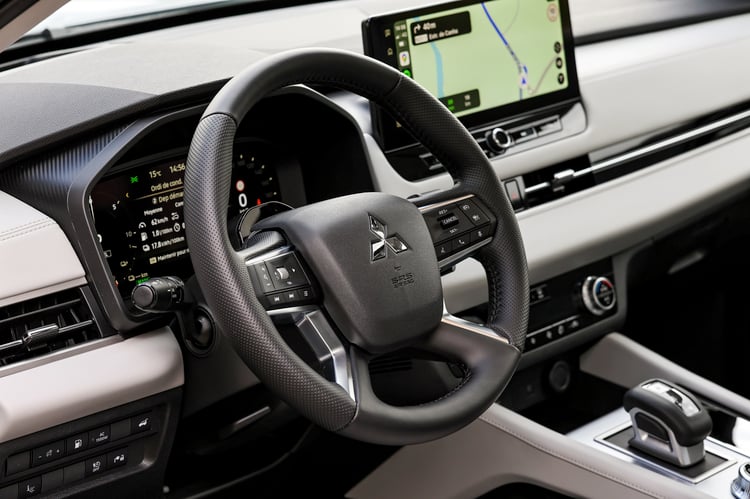 À bord du Mitsubishi Outlander PHEV 2025