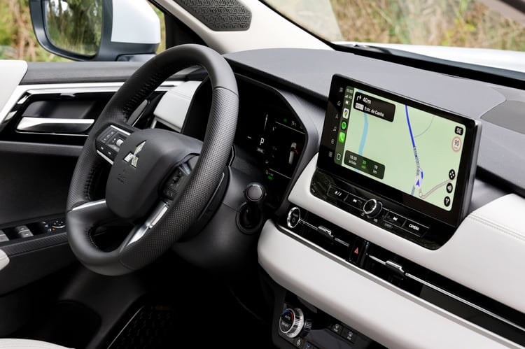 À bord du Mitsubishi Outlander PHEV 2025