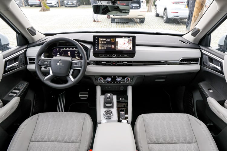 À bord du Mitsubishi Outlander PHEV 2025