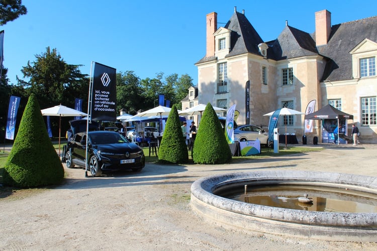 Des voitures électriques au château de la Perrière