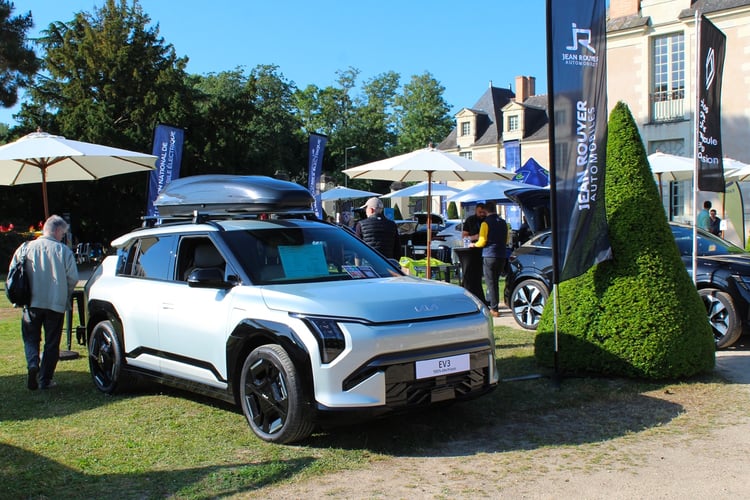 Au premier plan, Kia EV3