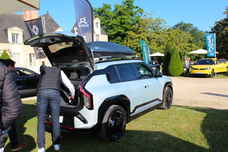 Au premier plan, Kia EV3