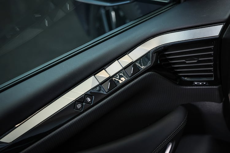 À bord de la berline électrique