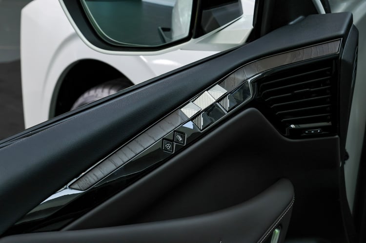 À bord de la berline électrique