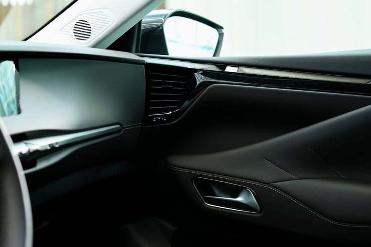 À bord de la berline électrique