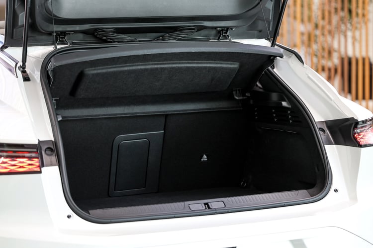 À bord de la berline électrique