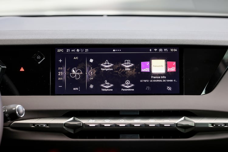 À bord de la berline électrique