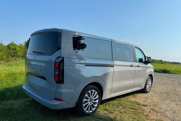 Le Ford Tourneo Custom PHEV de Breizh Boarding VTC