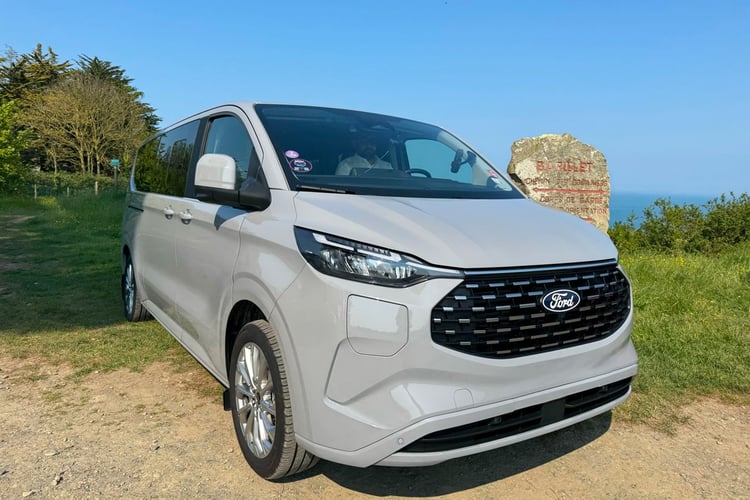 Le Ford Tourneo Custom PHEV de Breizh Boarding VTC