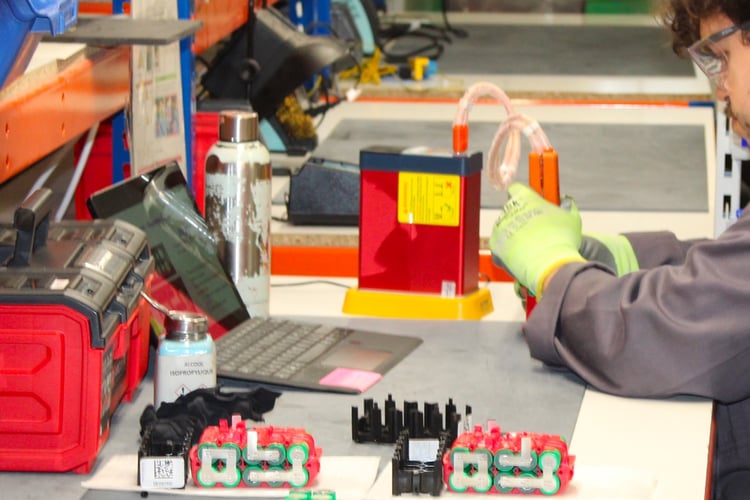 Chez VoltR : Soudure des cellules lithium