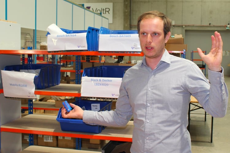 Chez VoltR : Alban Régnier montre les modules lithium en seconde vie