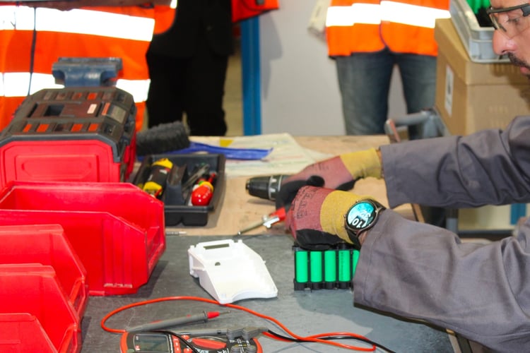 Chez VoltR : Extraction des cellules lithium