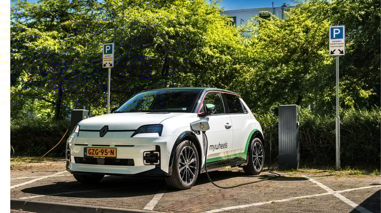 Renault 5 Mywheels garée sur son emplacement de recharge