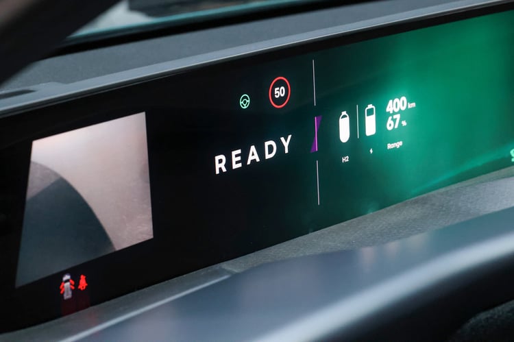 À bord de la Renault Emblème