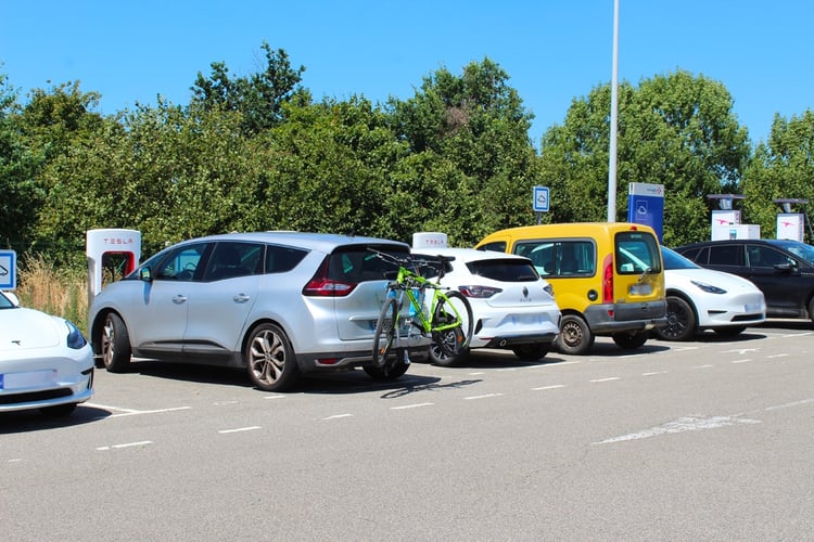 Voitures thermiques ventouses en station Tesla