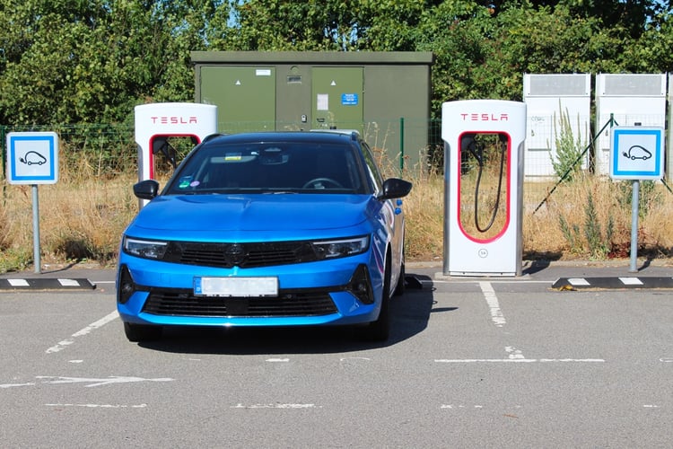 Voitures thermiques ventouses en station Tesla