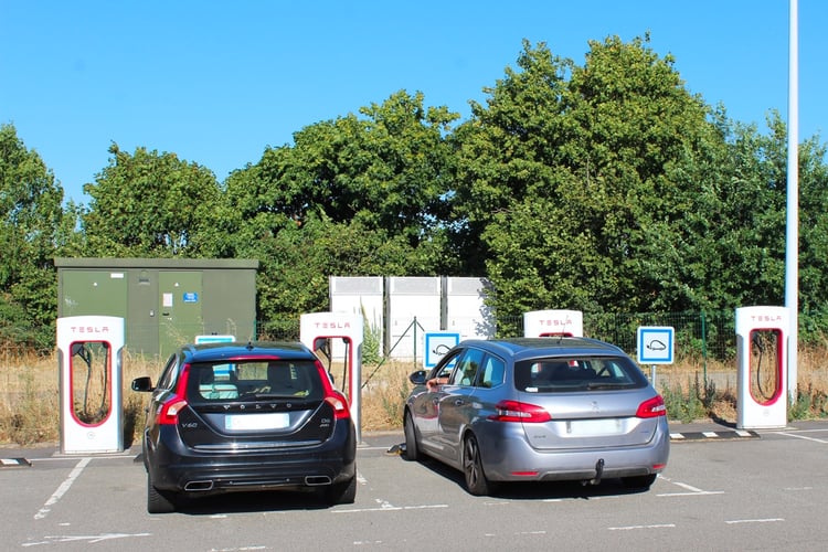 Voitures thermiques ventouses en station Tesla