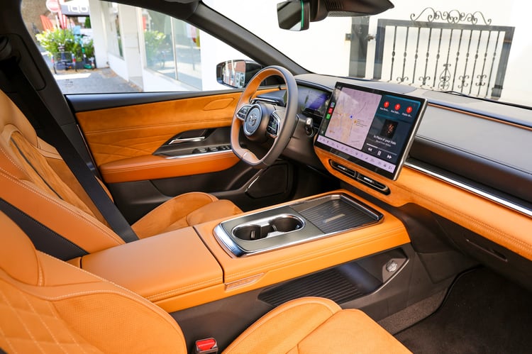 À bord de la berline électrique