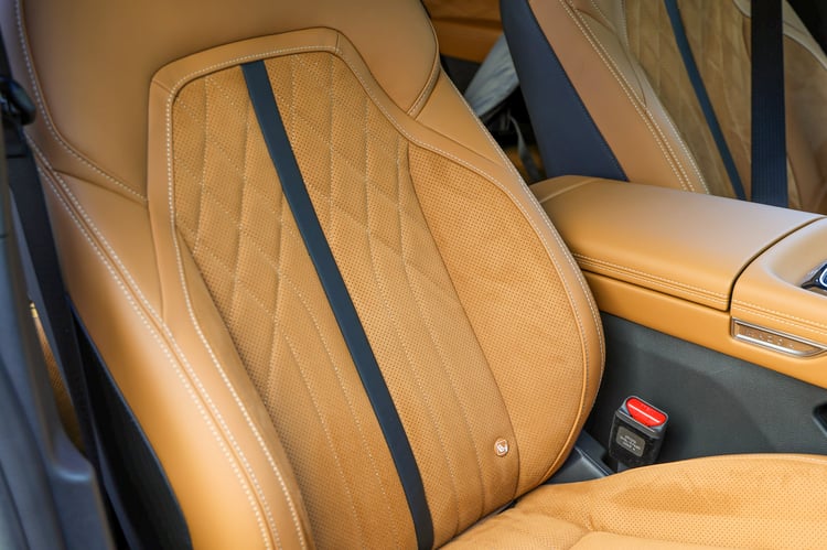 À bord de la berline électrique