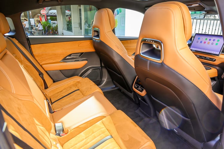 À bord de la berline électrique