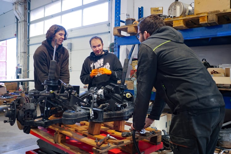 L'équipe en charge du rétrofit d'une Rolls Corniche