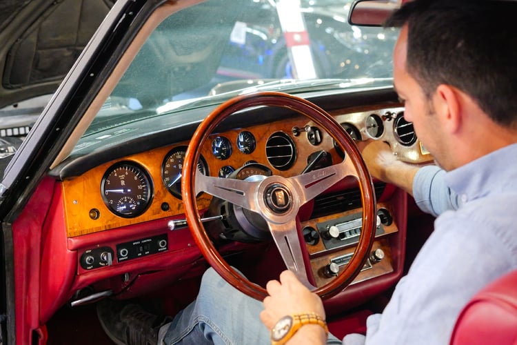 Tableau de bord de la Rolls Corniche rétrofitée par l'équipe de Marc Areny