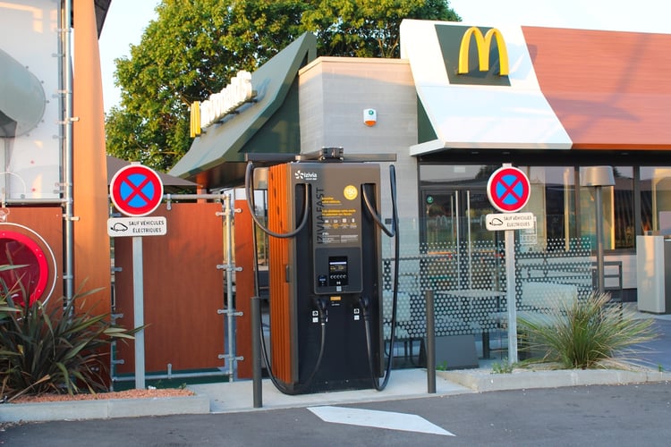 Borne de recharge McDo La Guerche-de-Bretagne