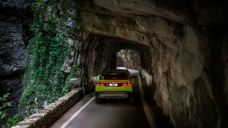 Jeep Compass électrique MY26 vu de l’arrière dans un tunnel