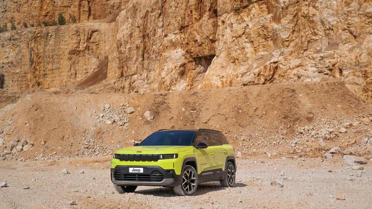 Jeep Compass électrique MY26 vue avant sur terrain rocailleux SUV 213 ch batterie 74 kWh