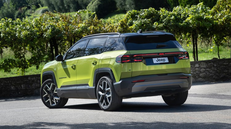 Jeep Compass électrique MY26 vue arrière trois-quarts avec feux LED et coffre de 550 litres