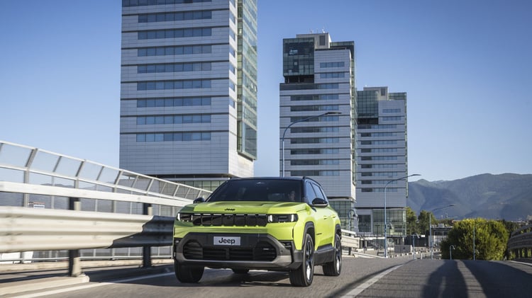 Jeep Compass électrique MY26 en ville avec autonomie WLTP annoncée de 467 à 500 km