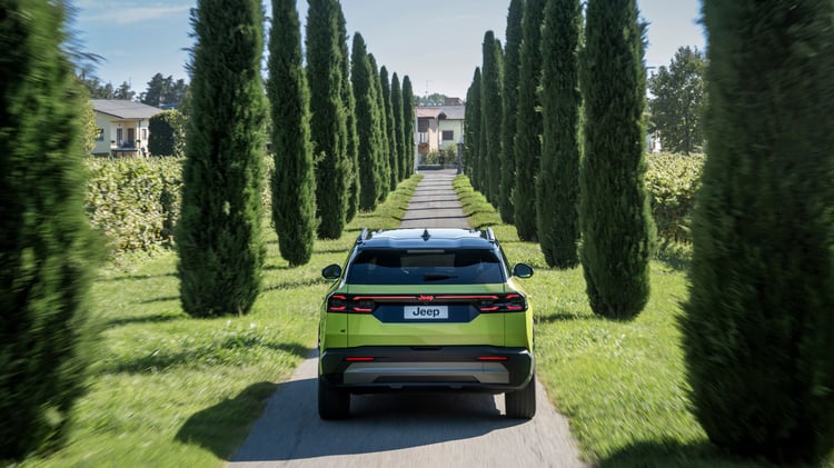 Jeep Compass électrique MY26 vue arrière en roulage avec autonomie WLTP annoncée jusqu'à 500 km