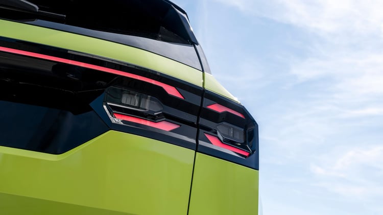 Détail des feux arrière du Jeep Compass électrique avec signature lumineuse LED sur SUV 74 kWh