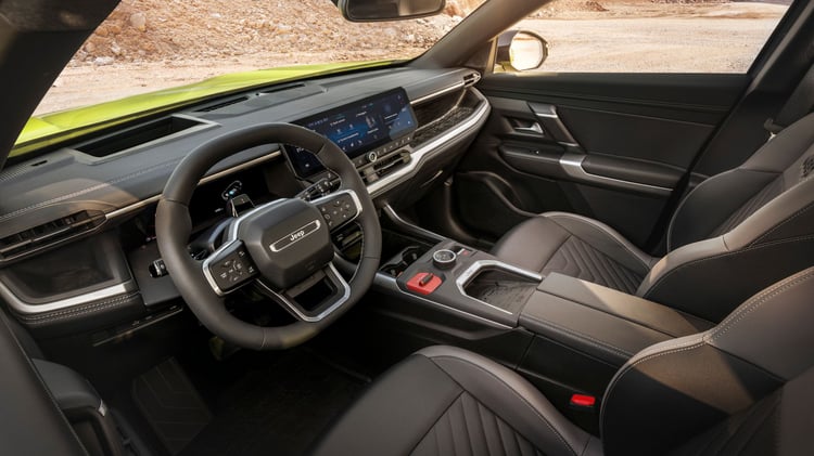 Intérieur du Jeep Compass électrique MY26 avec cockpit numérique, écran central et console centrale