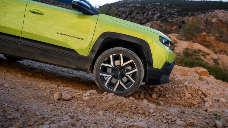 Garde au sol du Jeep Compass électrique MY26 avec angle d’attaque de 20 degrés en conduite sur terrain rocheux