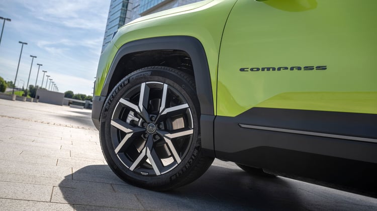 Pneu Michelin e-Primacy 235/50 R20 sur jante alliage du Jeep Compass électrique MY26