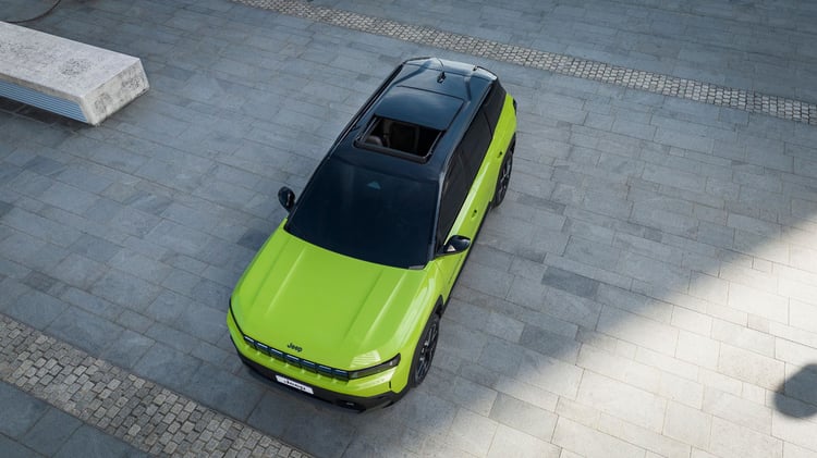 Toit ouvrant en verre du Jeep Compass électrique MY26 vu de dessus sur SUV 213 ch