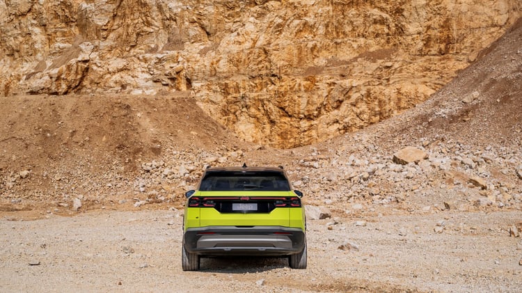 Jeep Compass électrique MY26 vu de l’arrière sur terrain rocailleux avec angle de fuite de 26 degrés